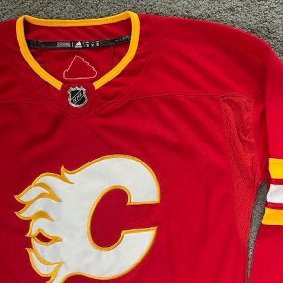 NHL Calgary Flames Adidas Jersey - Size 52 - New with Tags - Perfect Condition - Picture 2 of 14